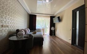 Затишна сучасна квартира біля метро Ботанічний сад на вулиці Олександра Олеся